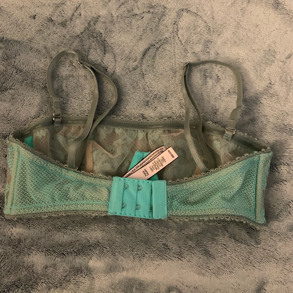 NWT Victoria’s Secret peekaboo lace bra - Picture 2 of 4